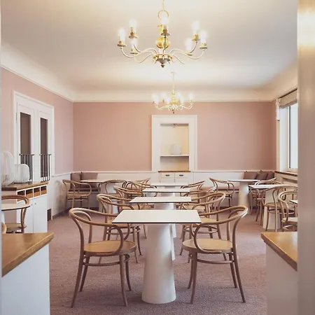 National By Mountain دافوس